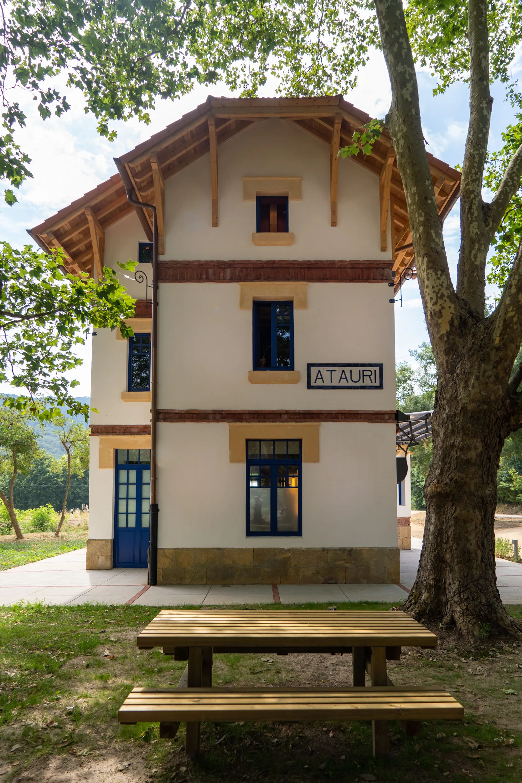 La estación de Atauri rehabilitada, con su rótulo de azulejos, hoy sede de Asfaltokia