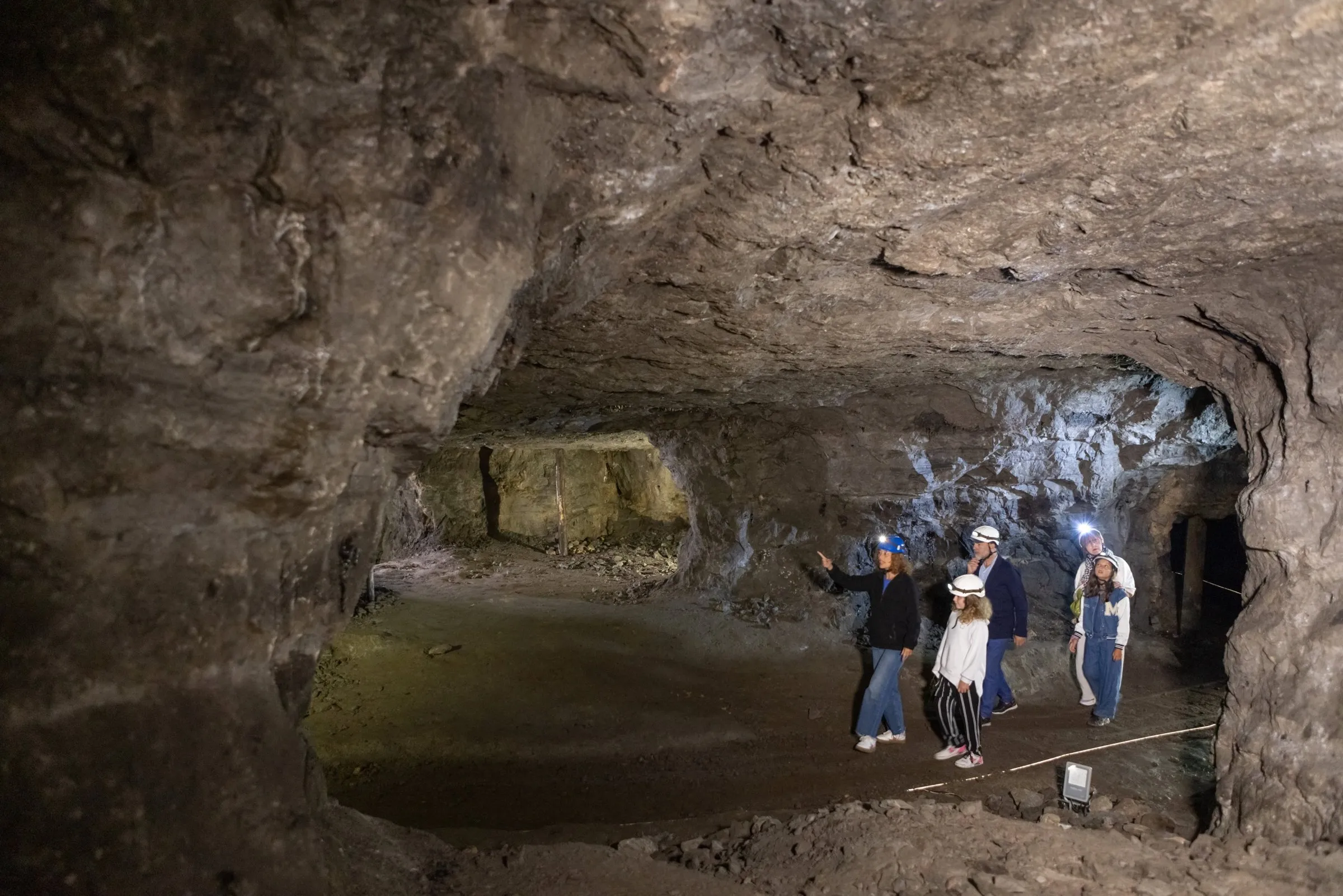 Sala amplia excavada en la roca de Mina Lucía, sostenida por pilares de roca