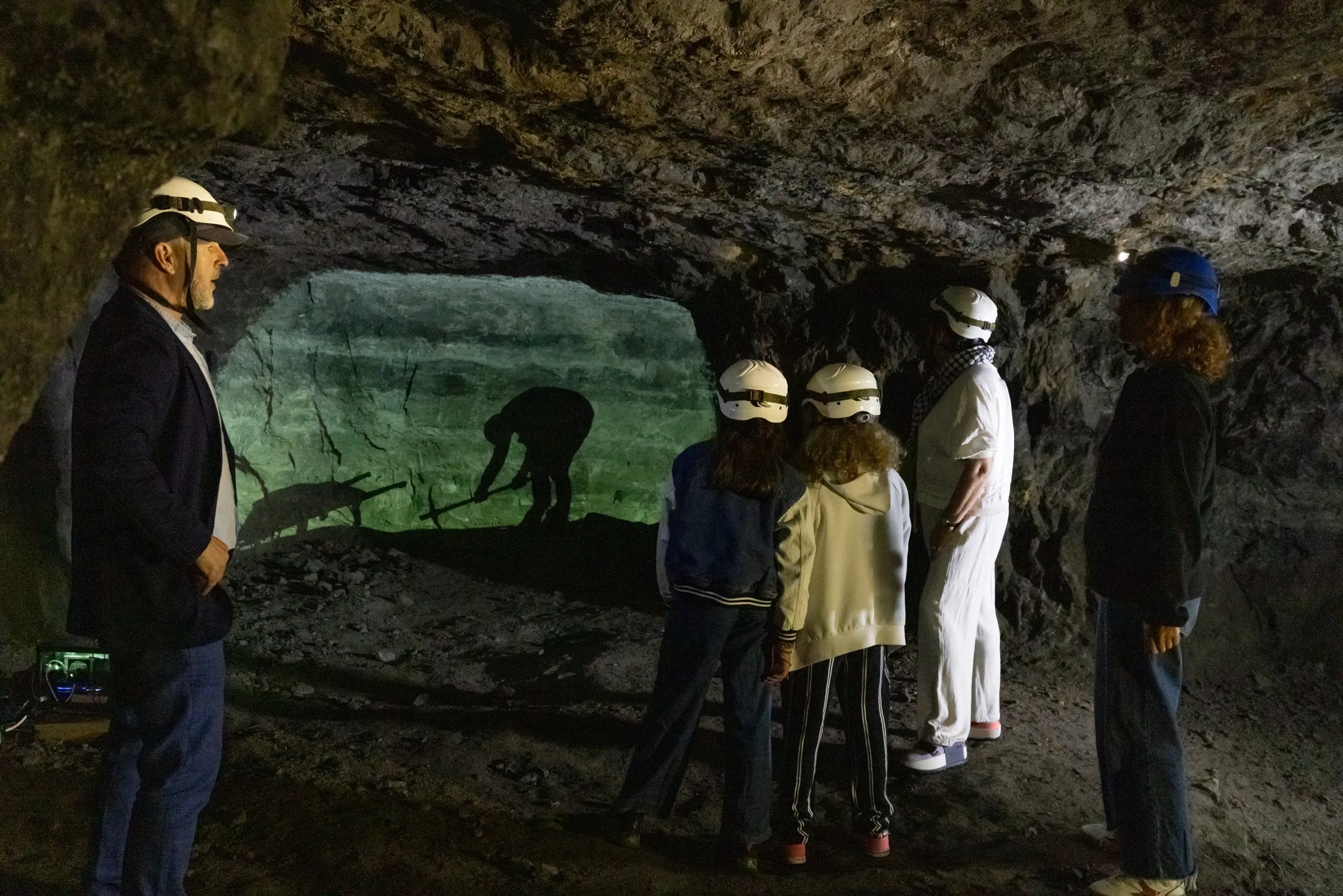 Grupo de visitantes con casco en una galería de Mina Lucía
