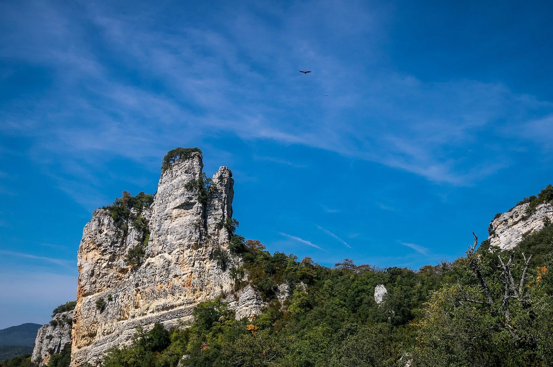 Peña del Castillo entre los robledales del Parque Natural de Izki